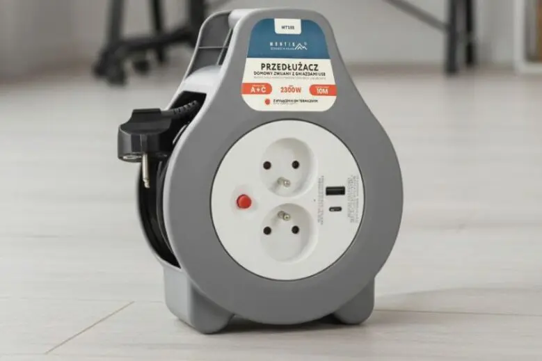 Przedłużacz domowy marki Montis z USB w domu