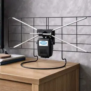 Antena Montis MT201 w pokoju, na komodzie koło TV