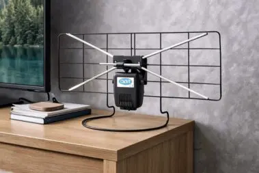 Antena Montis MT201 w pokoju, na komodzie koło TV