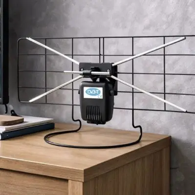 Antena Montis MT201 w pokoju, na komodzie koło TV