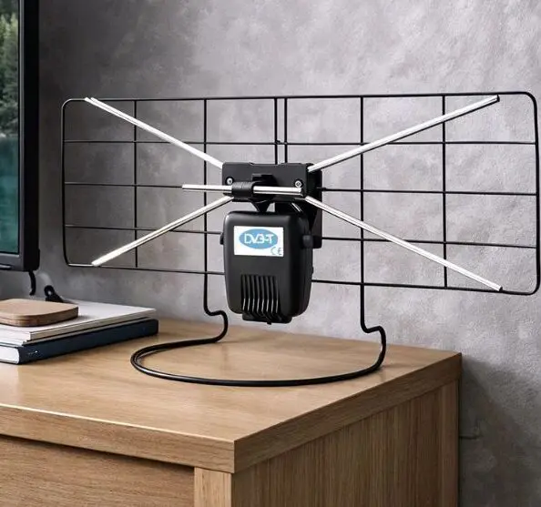 Propozycja Montis dla wygodnego odbioru TV naziemnej 44 Antena Montis MT201 w pokoju, na komodzie koło TV