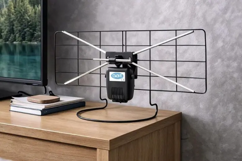 Propozycja Montis dla wygodnego odbioru TV naziemnej 18 Antena Montis MT201 w pokoju, na komodzie koło TV