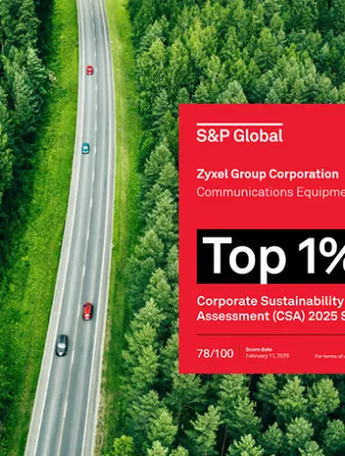 Grafika informacyjna Zyxel Networks przedstawiająca widok z lotu ptaka na krętą drogę prowadzącą przez gęsty, zielony las. Po prawej stronie znajduje się czerwony baner z logiem S&P Global oraz informacją o wyróżnieniu Zyxel Group Corporation w kategorii „Top 1%” w badaniu Corporate Sustainability Assessment (CSA) 2025. Podano wynik 78/100 punktów z datą 11 lutego 2026 r.