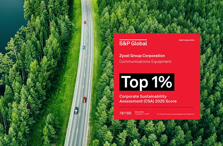 Grafika informacyjna Zyxel Networks przedstawiająca widok z lotu ptaka na krętą drogę prowadzącą przez gęsty, zielony las. Po prawej stronie znajduje się czerwony baner z logiem S&P Global oraz informacją o wyróżnieniu Zyxel Group Corporation w kategorii „Top 1%” w badaniu Corporate Sustainability Assessment (CSA) 2025. Podano wynik 78/100 punktów z datą 11 lutego 2026 r.