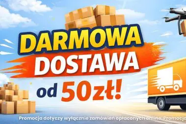 Po prawej stronie ciężarówka kurierska, nad nią dron z paczką. Po lewej stos paczek. Na środku napis "Darmowa dostawa od 50 zł!", nad nim stos paczek. Na dole napis: "Promocja dotyczy wyłącznie zamówień opłaconych online. Promojcja trwa do 31.03.2026 r.".