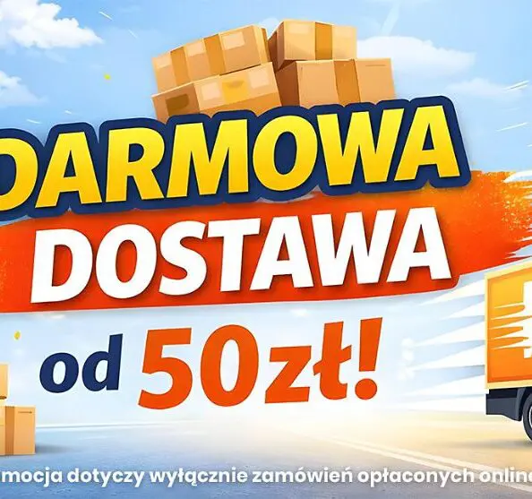 Po prawej stronie ciężarówka kurierska, nad nią dron z paczką. Po lewej stos paczek. Na środku napis "Darmowa dostawa od 50 zł!", nad nim stos paczek. Na dole napis: "Promocja dotyczy wyłącznie zamówień opłaconych online. Promojcja trwa do 31.03.2026 r.".