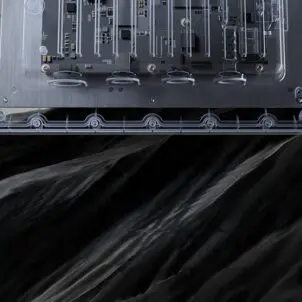 Przezroczysta obudowa punktu dostępowego Zyxel WBE665S, ukazująca wewnętrzne układy elektroniczne i płytę główną, umieszczona nad pofałdowaną, czarną strukturą przypominającą skały lub ciemną materię.