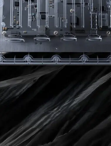 Przezroczysta obudowa punktu dostępowego Zyxel WBE665S, ukazująca wewnętrzne układy elektroniczne i płytę główną, umieszczona nad pofałdowaną, czarną strukturą przypominającą skały lub ciemną materię.