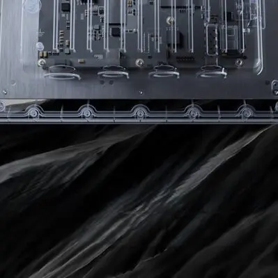 Zyxel Networks wprowadza wzmocniony punkt dostępowy WiFi 7 16 Przezroczysta obudowa punktu dostępowego Zyxel WBE665S, ukazująca wewnętrzne układy elektroniczne i płytę główną, umieszczona nad pofałdowaną, czarną strukturą przypominającą skały lub ciemną materię.