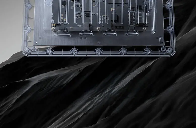 Przezroczysta obudowa punktu dostępowego Zyxel WBE665S, ukazująca wewnętrzne układy elektroniczne i płytę główną, umieszczona nad pofałdowaną, czarną strukturą przypominającą skały lub ciemną materię.