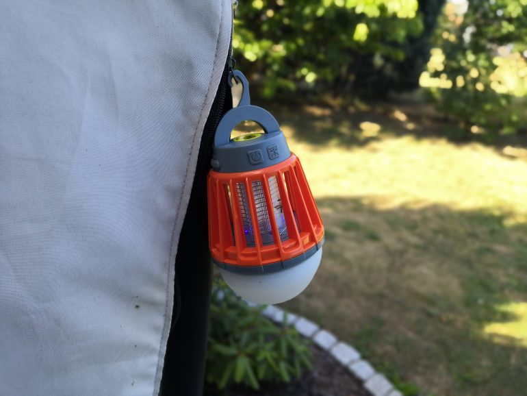 Skuteczna lampka LED z elektryczną pułapką na komary!