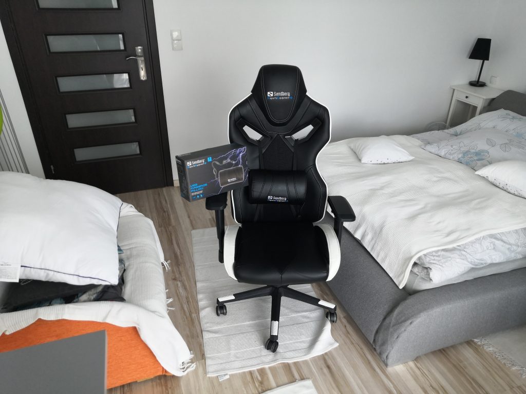 Solidny fotel Sandberg Voodoo Gaming Chair & poduszka USB Massage Pillow