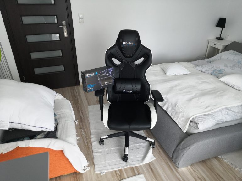 Solidny fotel Sandberg Voodoo Gaming Chair & poduszka USB Massage Pillow