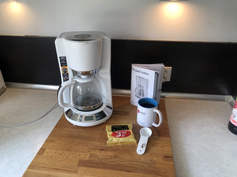 Nowoczesny ekspres przelewowy do kawy Russell Hobbs Inspire White