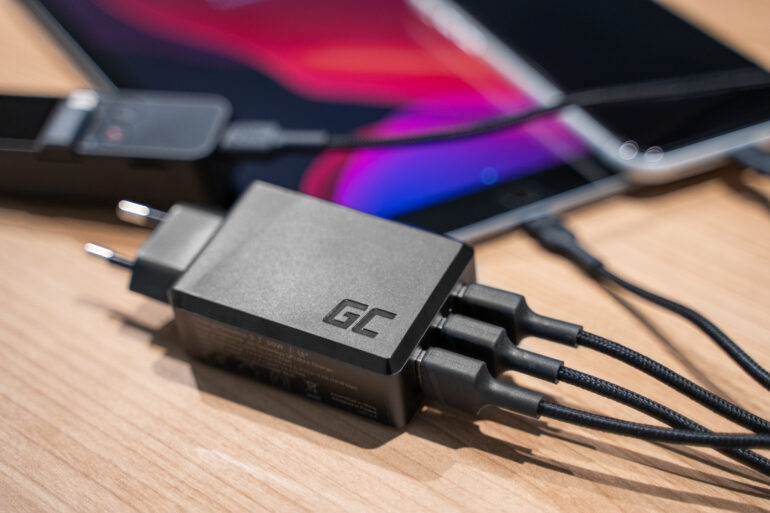 Przyglądamy się wieloportowej ładowarce Green Cell ChargeSource 5