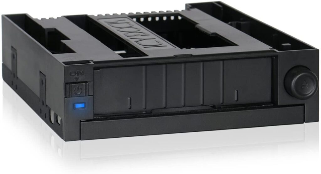 Co kryje w sobie kieszeń Icy Dock DuoSwap MB971SPO-B?