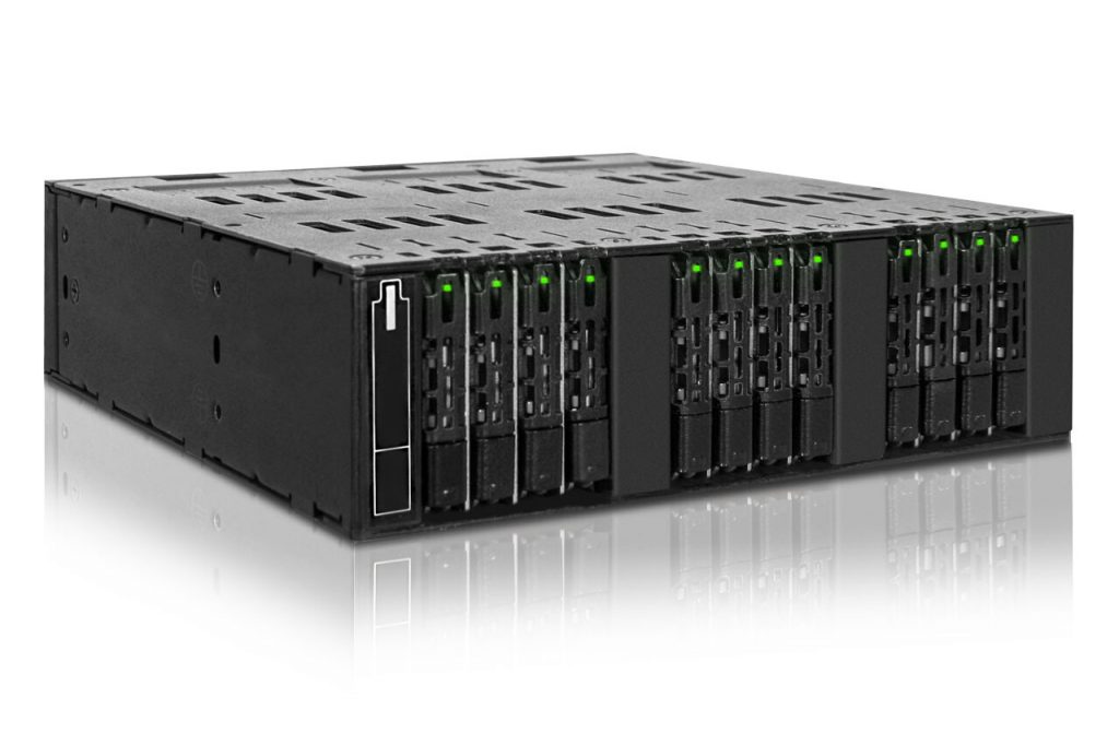 Wygodna obsługa 12 dysków M.2 SATA SSD z Icy Dock ToughArmor MB872MP-B