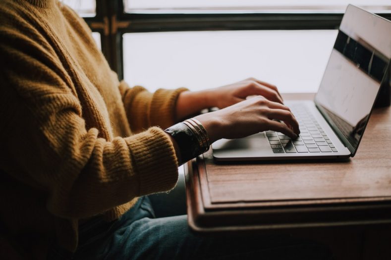 Jaki komputer kupić do firmy – laptop, PC czy stację roboczą?