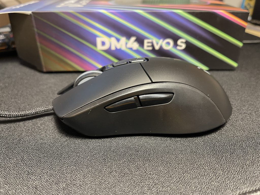 Dream Machines DM4 Evo S – gryzoń w komplecie z podkładką