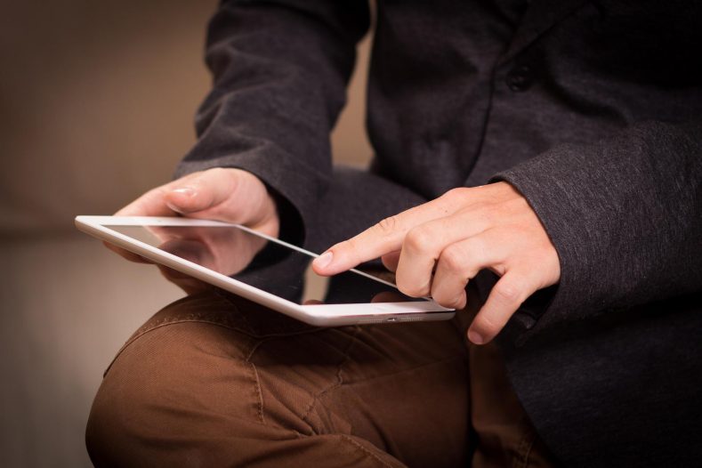 Tablet przemysłowy – na co zwrócić uwagę, wybierając to urządzenie?