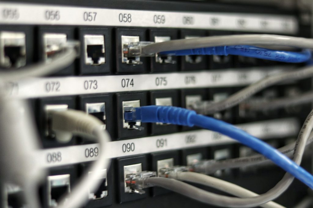 Na jakie parametry zwrócić uwagę wybierając access point do firmy?