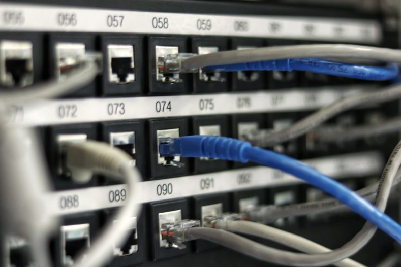 Na jakie parametry zwrócić uwagę wybierając access point do firmy?