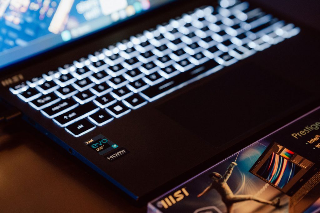 MSI prezentuje laptopy Prestige AI z nowymi procesorami Intel Core Ultra.