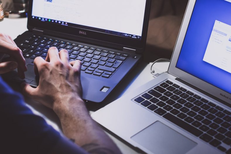 Komu zlecić usługi informatyczne? Warszawa wyjaśnia