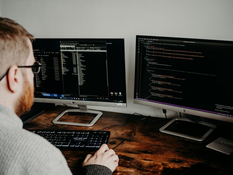 Kiedy usługi informatyczne w firmie są już konieczne?