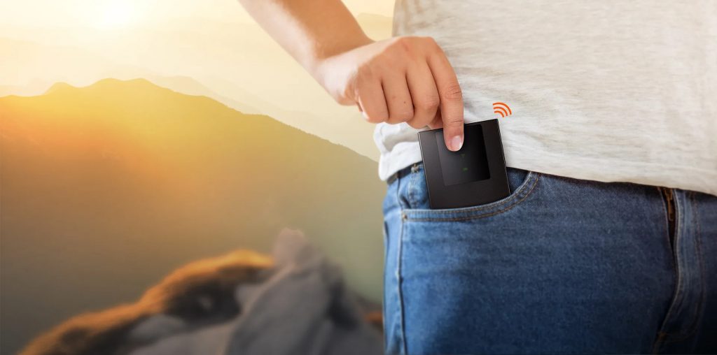 W sam raz do kieszeni lub plecaka. Przenośny router Wi-Fi 4G LTE