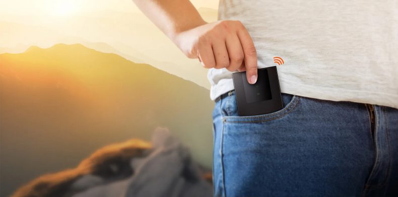 W sam raz do kieszeni lub plecaka. Przenośny router Wi-Fi 4G LTE