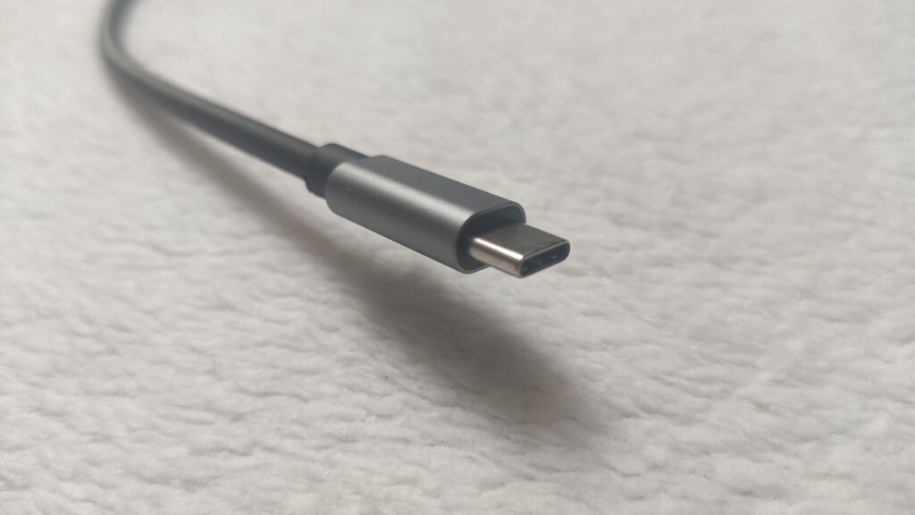 15 cm kabel USB-C wychodzący z Fowlera 2