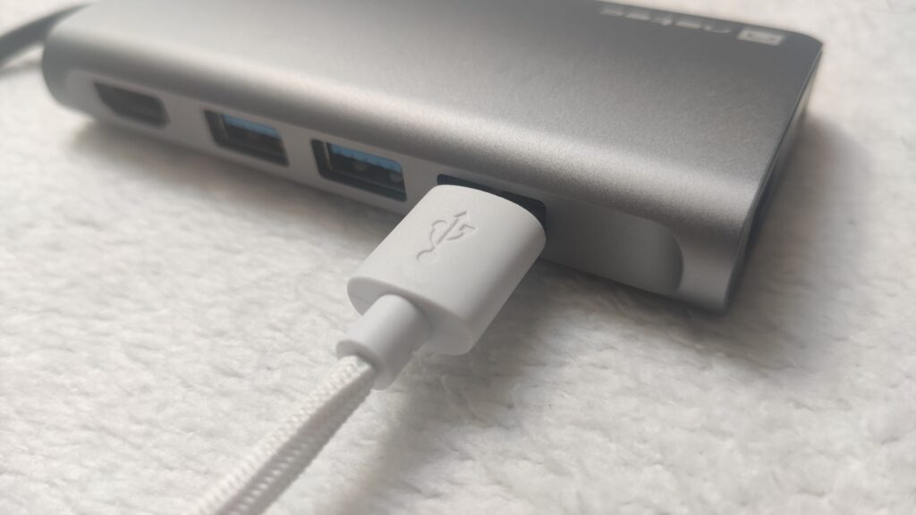 Natec Fowler 2 z podłączonym jednym kablem USB-C w porcie USB 3.0