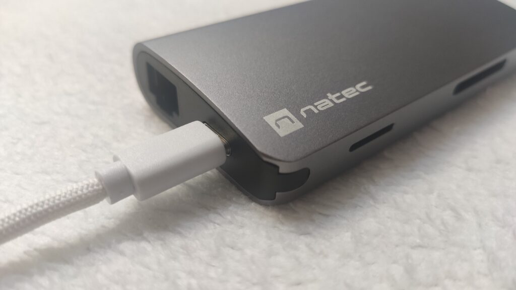 Natec Fowler 2 z podłączonym jednym kablem USB-C