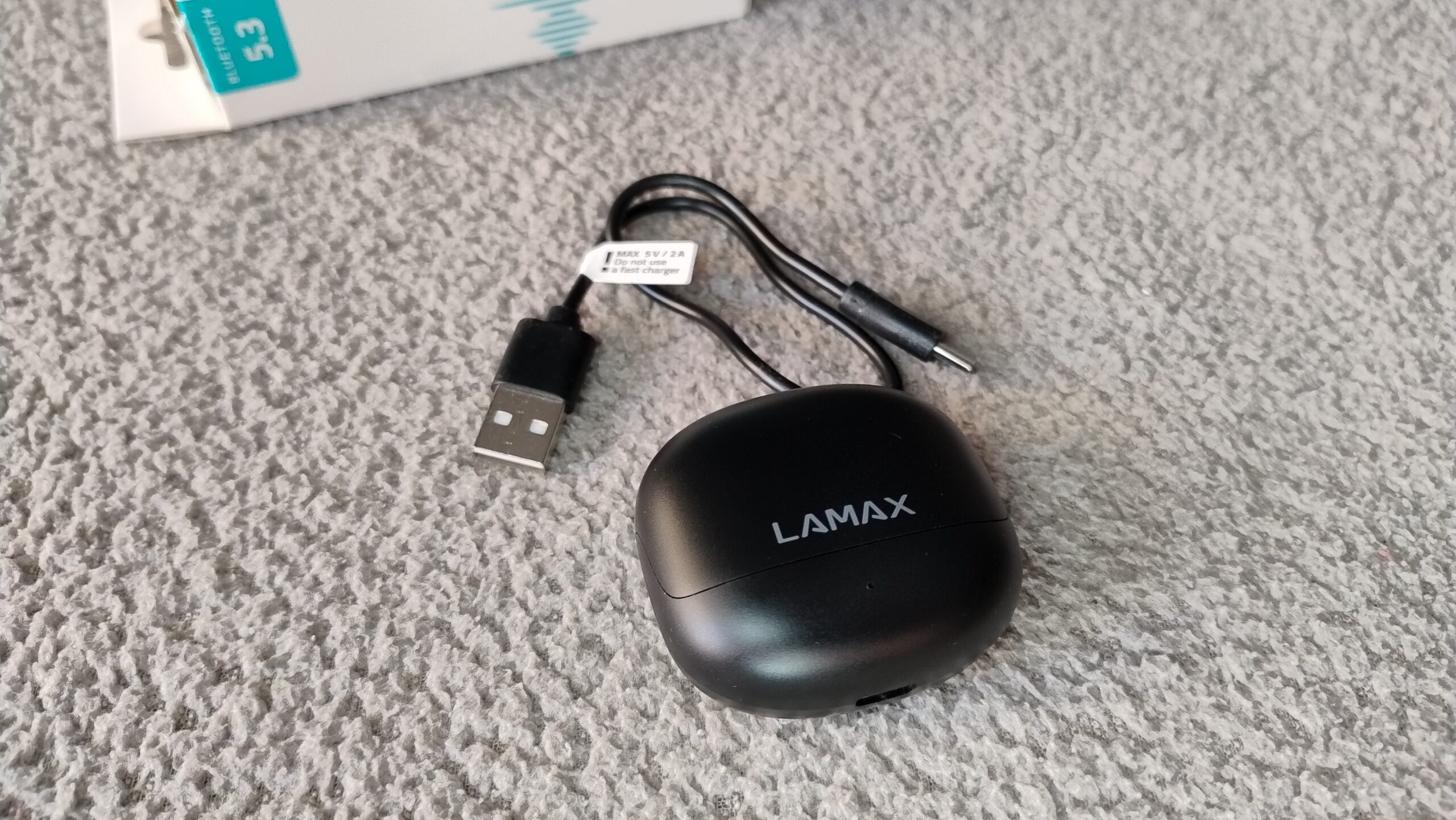 Etui Lamax Tones1 i kabel do ładowania