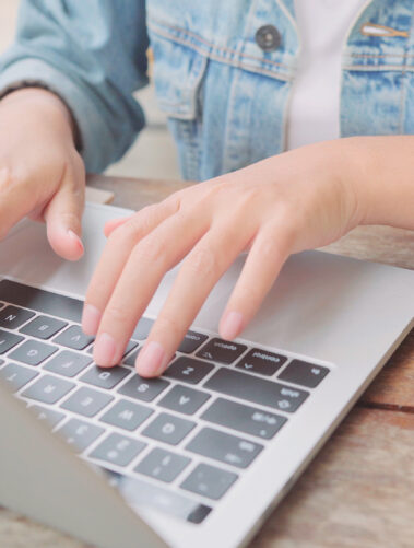 Dlaczego poleasingowe laptopy są doskonałym wyborem dla profesjonalistów? 22 Business freelance Asian woman working, doing projects and sendi