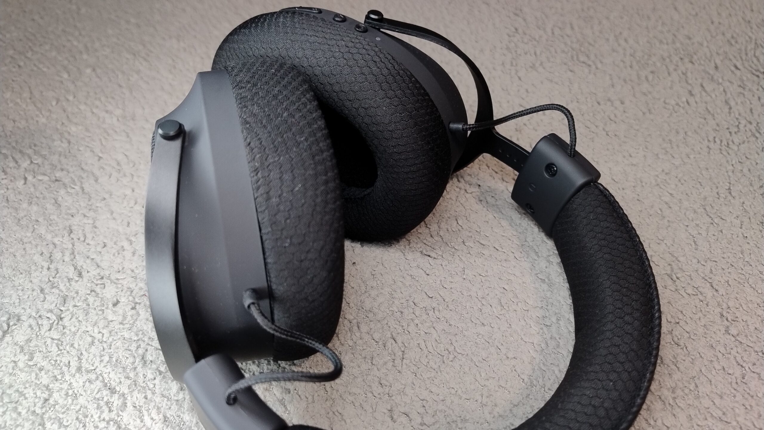 Zamknięta konstrukcja Redragon H858 Arrow Pro Carbon