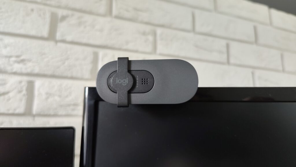 Logitech Brio 100 – regulacja jasności naprawdę działa!