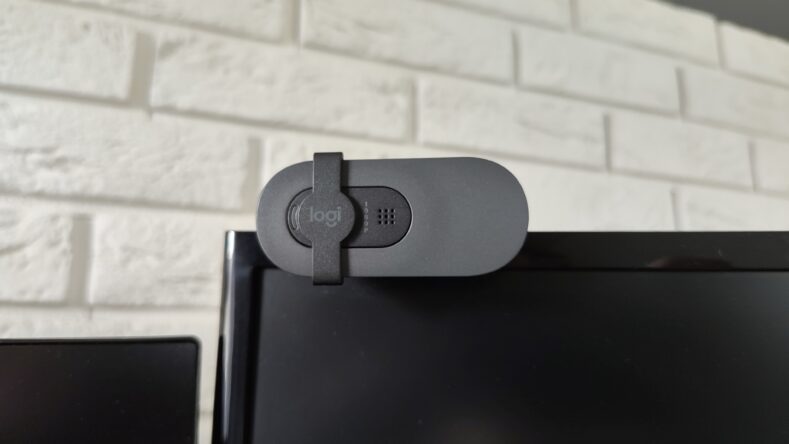 Logitech Brio 100 – regulacja jasności naprawdę działa!