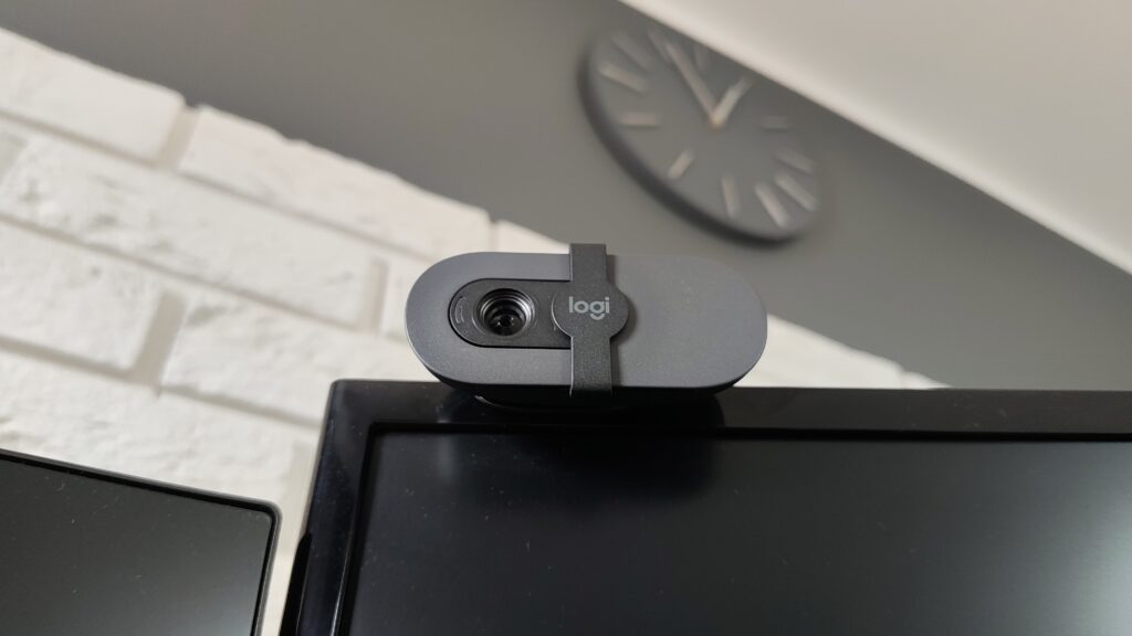 Logitech Brio 100 na monitorze