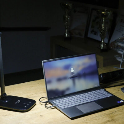 Lampa biurkowa Montis MT042 BK na biurku kolo laptopa