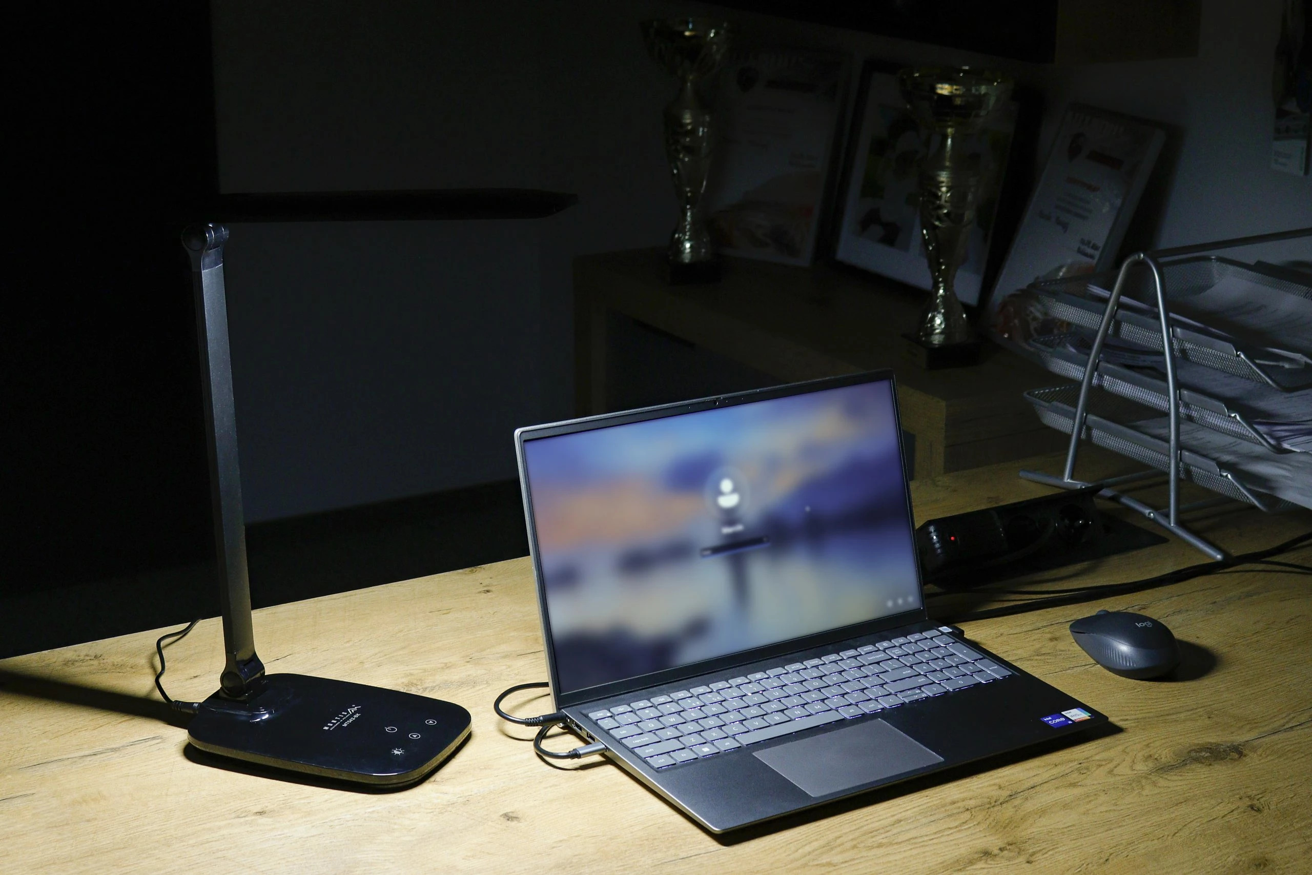 Lampa biurkowa Montis MT042 BK na biurku kolo laptopa