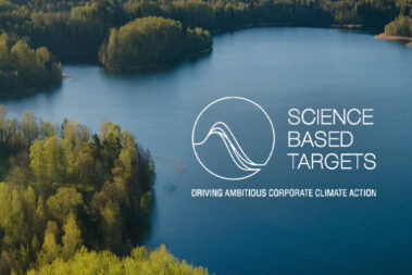 Logo Zyxel Networks w lewym górnym rogu. Po prawej stronie, na tle jeziora otoczonego lasem, biały okrąg z czterema falami, a obok niego tekst: 'SCIENCE BASED TARGETS' i pod spodem 'DRIVING AMBITIOUS CORPORATE CLIMATE ACTION'.