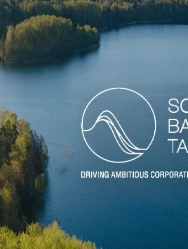 Logo Zyxel Networks w lewym górnym rogu. Po prawej stronie, na tle jeziora otoczonego lasem, biały okrąg z czterema falami, a obok niego tekst: 'SCIENCE BASED TARGETS' i pod spodem 'DRIVING AMBITIOUS CORPORATE CLIMATE ACTION'.