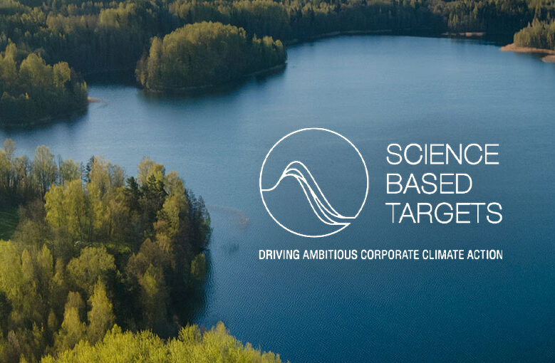 Logo Zyxel Networks w lewym górnym rogu. Po prawej stronie, na tle jeziora otoczonego lasem, biały okrąg z czterema falami, a obok niego tekst: 'SCIENCE BASED TARGETS' i pod spodem 'DRIVING AMBITIOUS CORPORATE CLIMATE ACTION'.