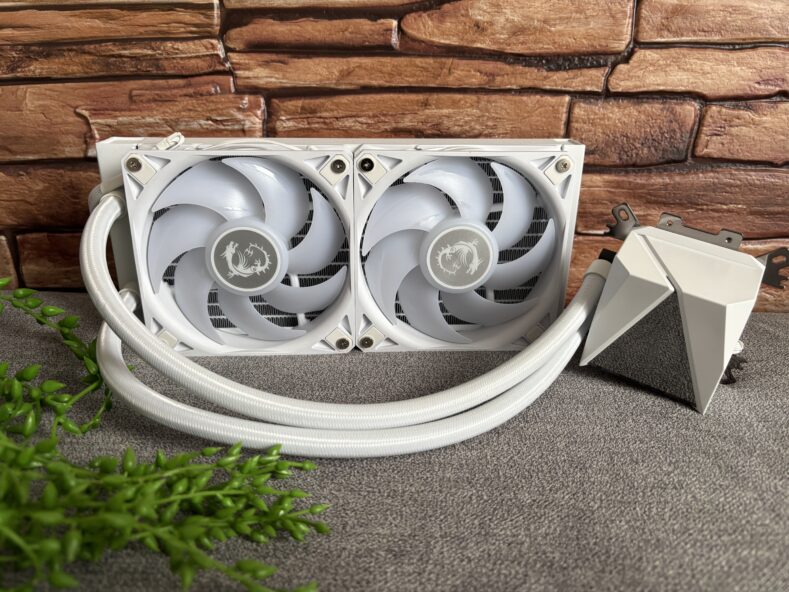 MSI MAG CoreLiquid I240 White czyli biało i z podświetleniem