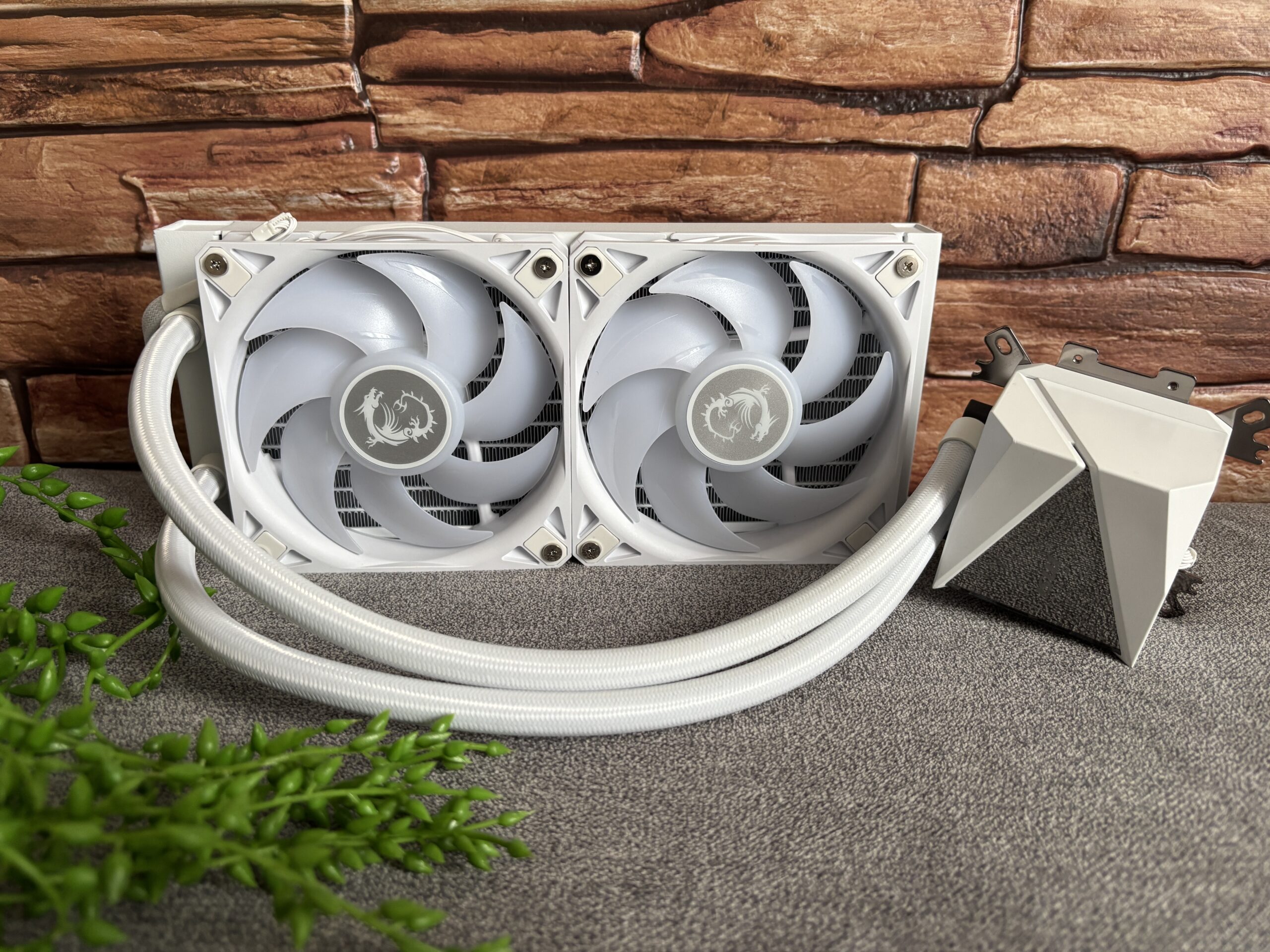 MSI MAG CoreLiquid I240 White czyli biało i z podświetleniem