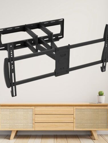 Uniwersalny uchwyt dla średnich i dużych telewizorów - do domu i do biura. 27 Uchwyt do TV Montis MT162 Denali na tle pokoju telewizyjnego