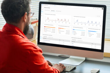 Mężczyzna przy ekranie komputera, na którym wyświetla się usługa Zyxel SecuReporter