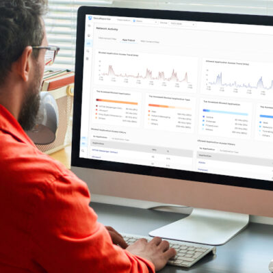 Zyxel Networks prezentuje bezhasłowe logowanie i zabezpieczenia oparte na AI 27 Mężczyzna przy ekranie komputera, na którym wyświetla się usługa Zyxel SecuReporter